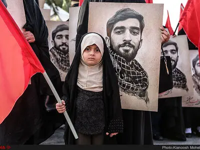 از حضور مسئولان عالی نظام در مراسم تشییع تا سلفی سپاهیان با فرزند ۲ساله شهید