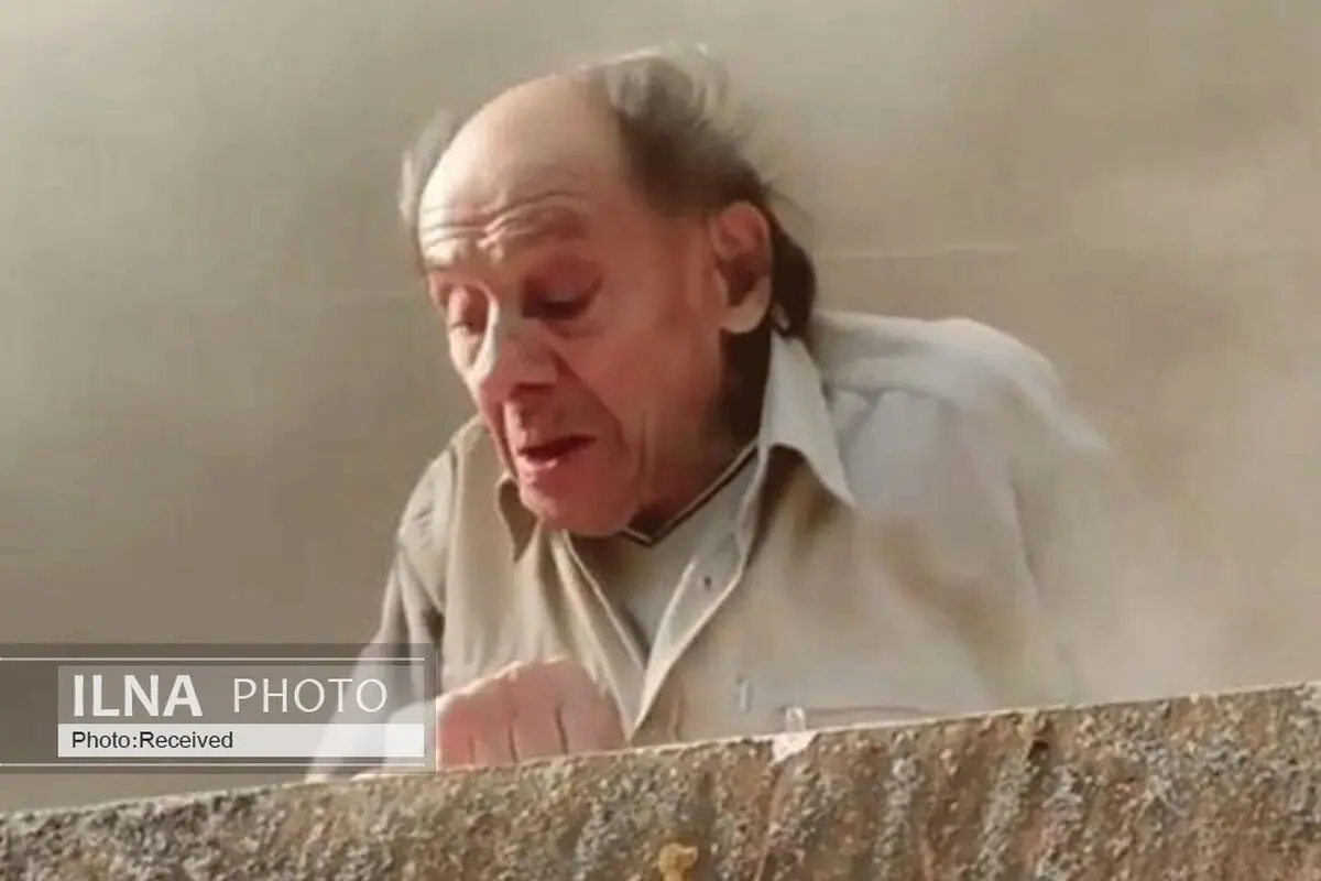  نجات معجزه‌آسای یک فرد مسن که محل اقامتش آتش گرفته بود