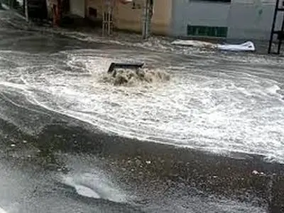 سقوط دختر جوان در گودال آب وسط خیابان! + فیلم