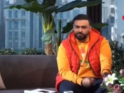 ادعای جنجالی مجری تلویزیون در آنتن زنده: حمید فرخ‌نژاد در کالیفرنیا راننده تاکسی شده است! + فیلم