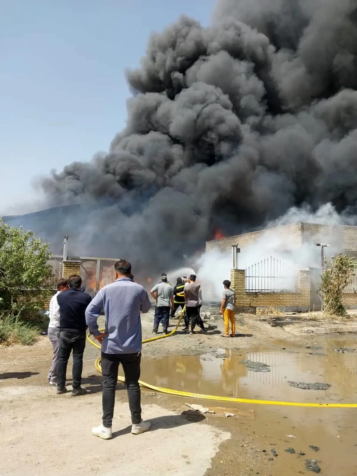 مهار حریق شهرک صنعتی شوش پس از جدال هفت ساعته ۵۰ آتش نشان/ مشارکت ۴ شهرستان در اطفاء حریق