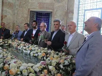 آرامگاه شیخ اجل به پاسداشت روز جهانی سعدی گلباران شد