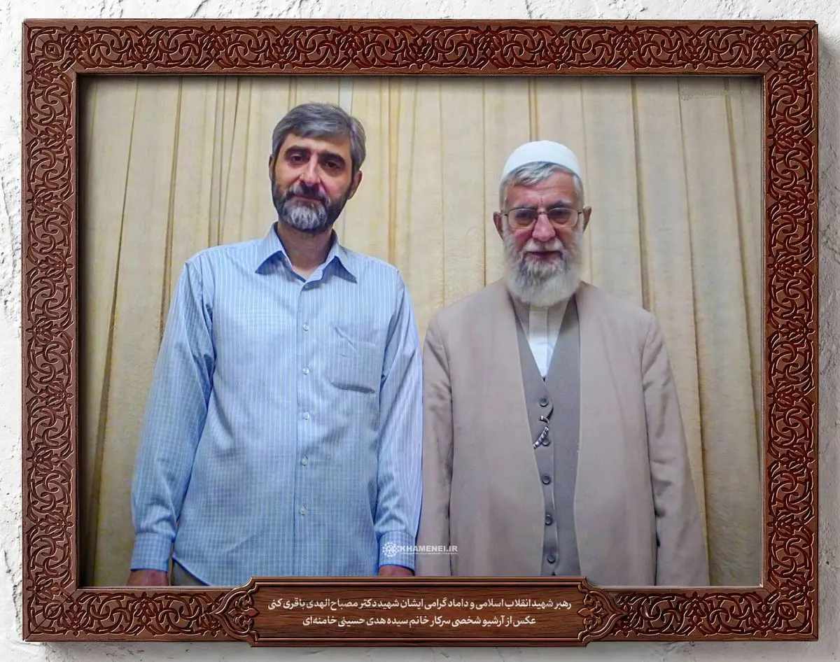 تصویری از شهید مصباح‌الهدی باقری در کنار رهبر شهید انقلاب اسلامی