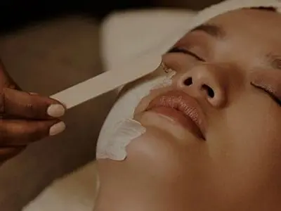 خدمات فیشیال؛ راهکاری فوق العاده برای جوانسازی و پاکسازی پوست صورت