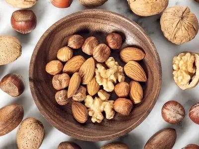 بادام یا گردو، کدامیک بهتر است؟