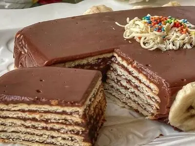 طرز تهیه یک کیک یخچالی خوشمزه و ساده با بیسکوییت پتی بور