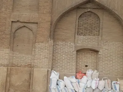 وزارت میراث فرهنگی مرمت غیراصولی را در مدرسه خان متوقف کرد