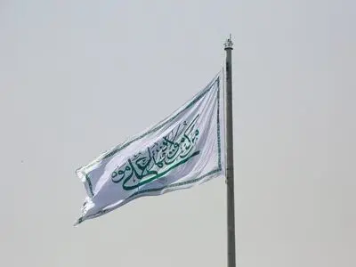 اهتزاز بزرگ‌ترین پرچم علوی کشور در اراضی عباس‌آباد