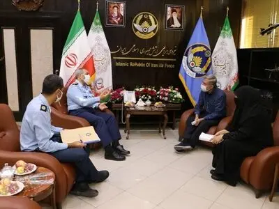 فرمانده نیروی هوایی ارتش با خانواده شهید رحمانی دیدار کرد