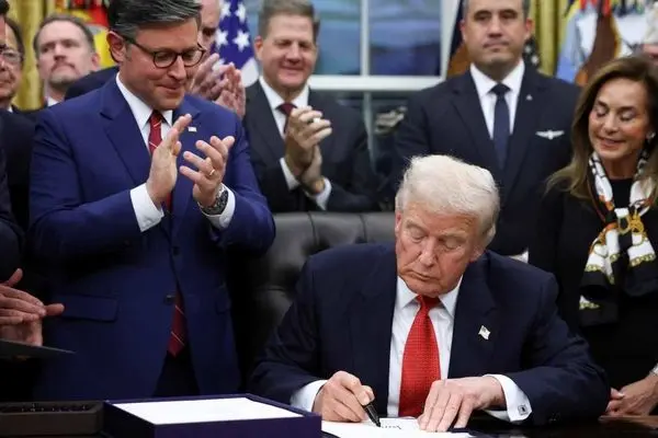 ترامب وقّع مشروع قانون تمويل الحكومة لإنهاء أطول إغلاق حكومي في تاريخ الولايات المتحدة