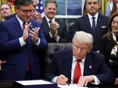 ترامب وقّع مشروع قانون تمويل الحكومة لإنهاء أطول إغلاق حكومي في تاريخ الولايات المتحدة