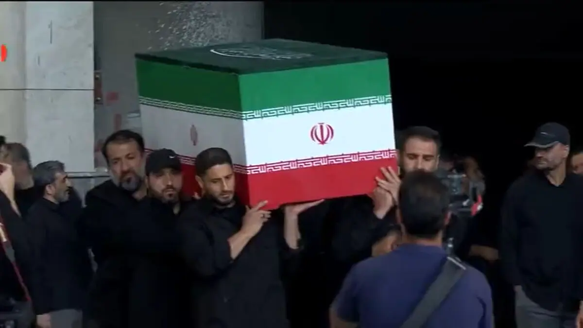 ورود پیکر مطهر رهبر شهید انقلاب به محل اقامه نماز + فیلم