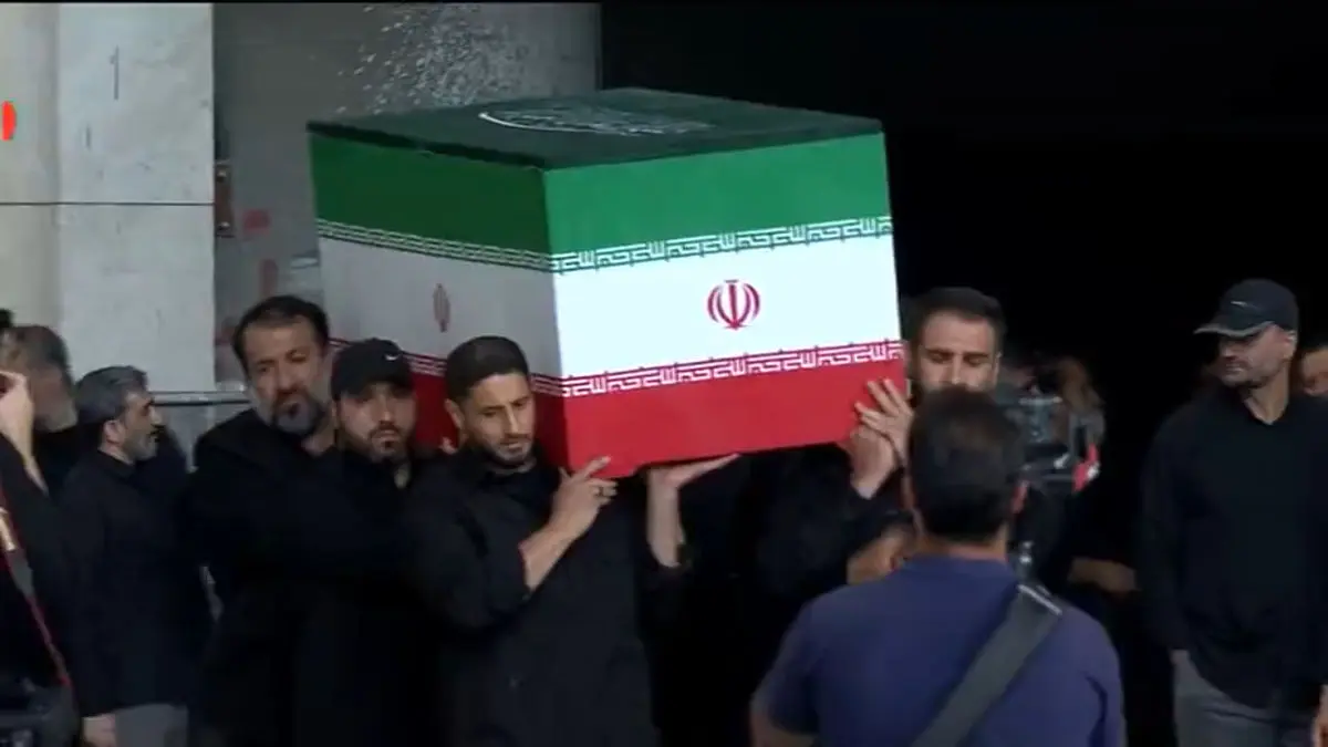 ورود پیکر مطهر رهبر شهید انقلاب به محل اقامه نماز + فیلم
