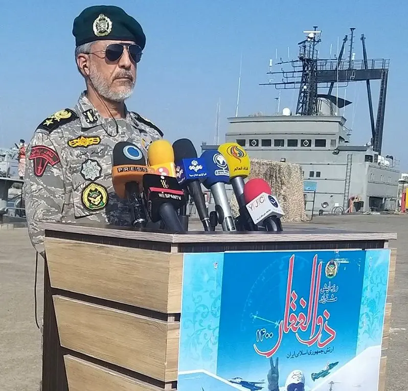 الأدميرال سياري يستعرض قدرات وانجازات القوات البحرية الايرانية