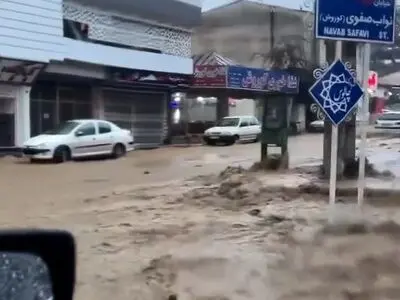بارش‌های شدید از بامداد امروز ۶ آبان ماه ۱۴۰۳ شهرهای چالوس و نوشهر را به بحران کشانده است + فیلم