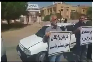 تجمع بازنشستگان سازمان تامین اجتماعی اهواز در گرمای ۵۰ درجه