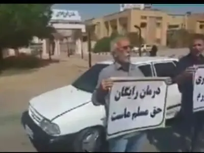 تجمع بازنشستگان سازمان تامین اجتماعی اهواز در گرمای ۵۰ درجه
