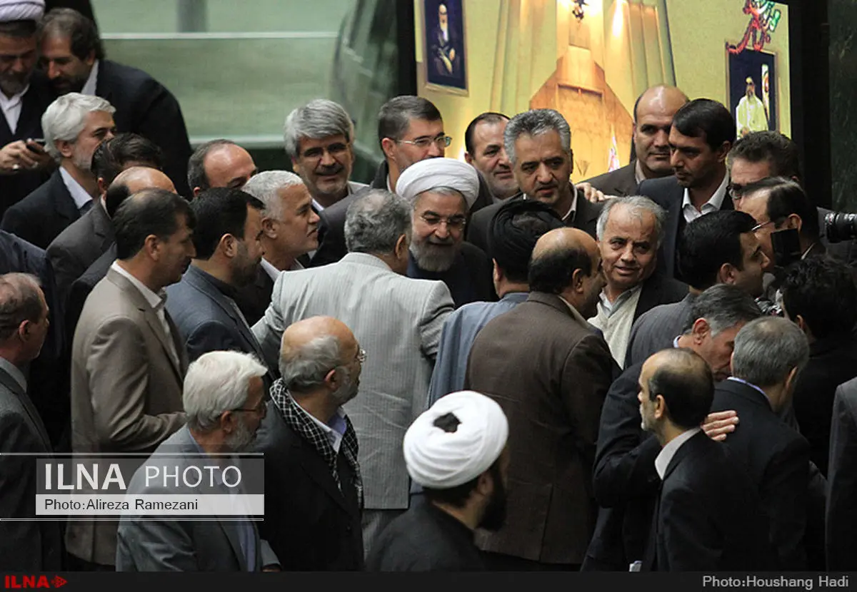 ظریف با استقبال نمایندگان به مجلس آمد + تصاویر