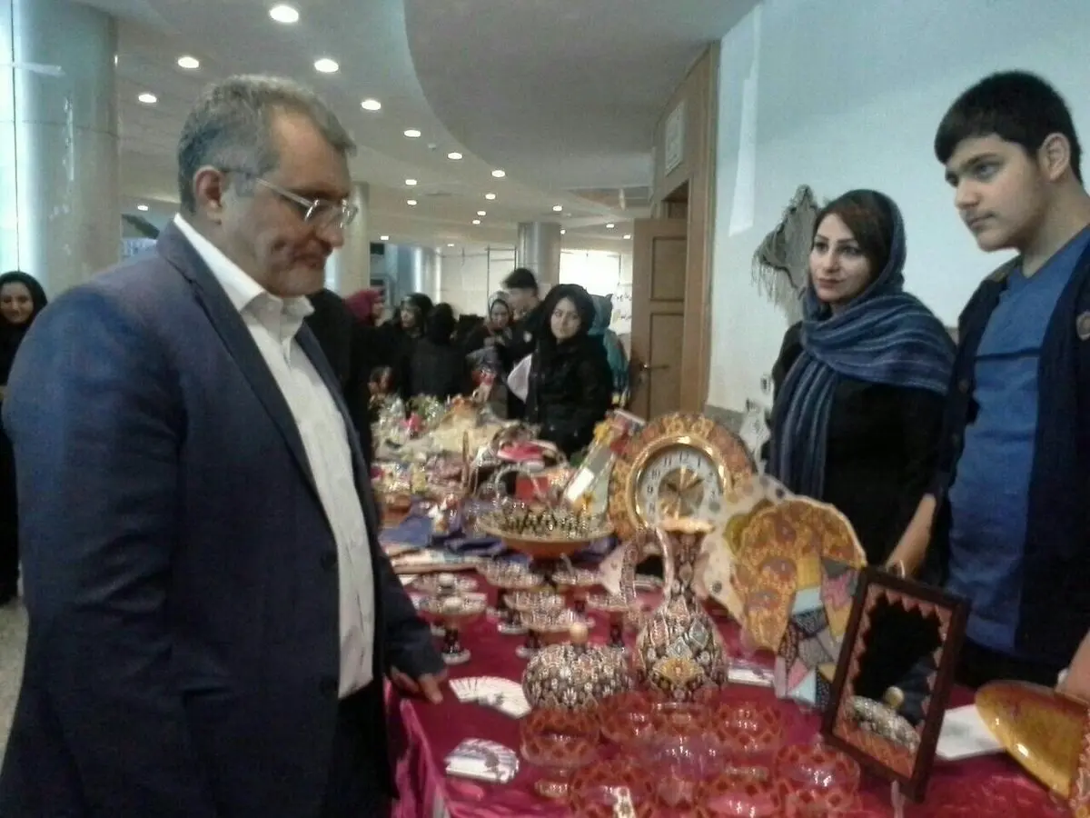عرضه صنایع دستی، کمک به اشتغال خانگی/توانیابان هنرمند را در کسب و کار دریابیم