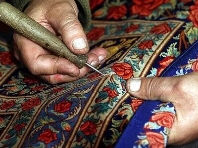 اتمام بافت فرش 102 متری در خوی به سفارش کشور عمان 