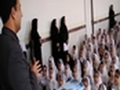 حضور مروجین مصرف بهینه آب در دبستان دخترانه شاهد نرگس زنجان