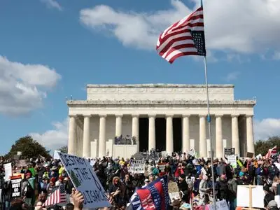 جنگ ایران خشم آمریکایی‌ها را به اوج رساند: «نه به پادشاهان» به ایالت‌های قرمز رسید