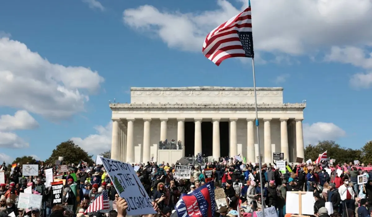 جنگ ایران خشم آمریکایی‌ها را به اوج رساند: «نه به پادشاهان» به ایالت‌های قرمز رسید