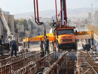 اجرای عملیات بتن‌ریزی در عرشه تقاطع غیرهمسطح قائم-رحمت-احمدی