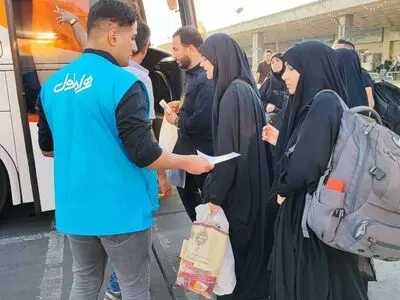 راهنمایی زائرین اربعین در پایانه‌های مسافربری تهران