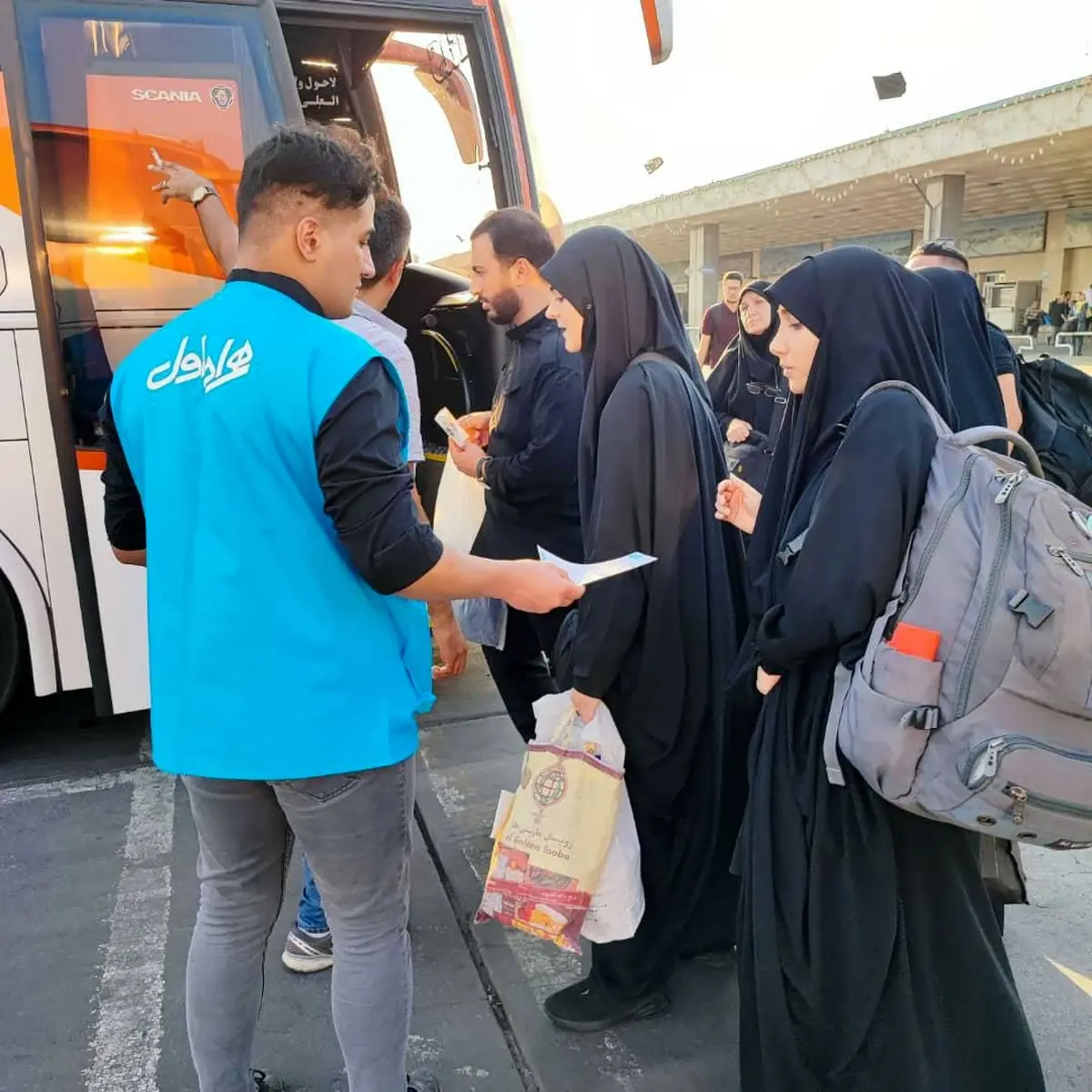 راهنمایی زائرین اربعین در پایانه‌های مسافربری تهران