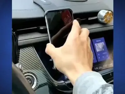 نگهدارنده موبایل با قابلیت شارژ بی‌سیم + فیلم