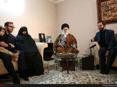فیلم/ حضور رهبر انقلاب در منزل سردار شهید حسین همدانی