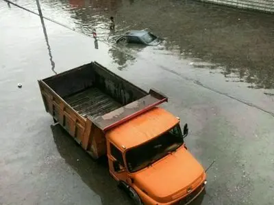 معابر اصلی و زیرگذرهای آبگرفته در کرج بازگشایی شدند 