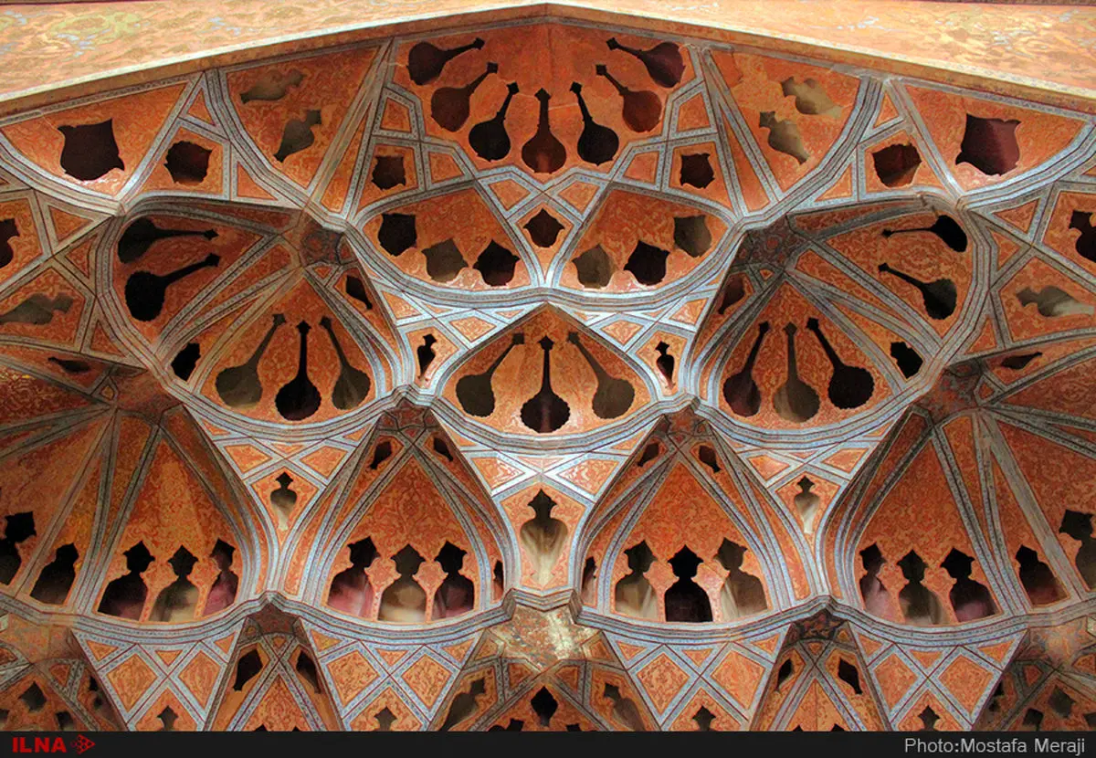 آثار تاریخی ارزشمند اصفهان زیر بمباران / تالار اشرف و تیموری دچار آسیب شدند