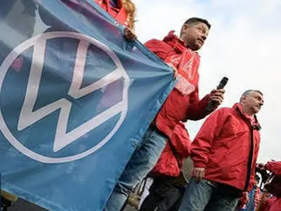 موفقیت کارگران فولکس‌واگن/ یک قرارداد جمعی به امضا رسید