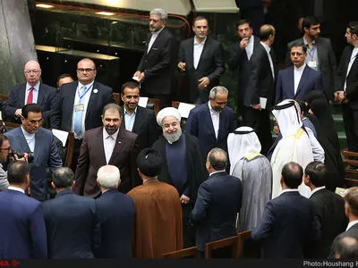 از تَکرار روحانی برای حمایت از آزادی و حرمت اشخاص تا نمایش تصویر خاتمی و احمدی‌نژاد در راهروی پارلمان و یاد نکردن از آیت‌الله