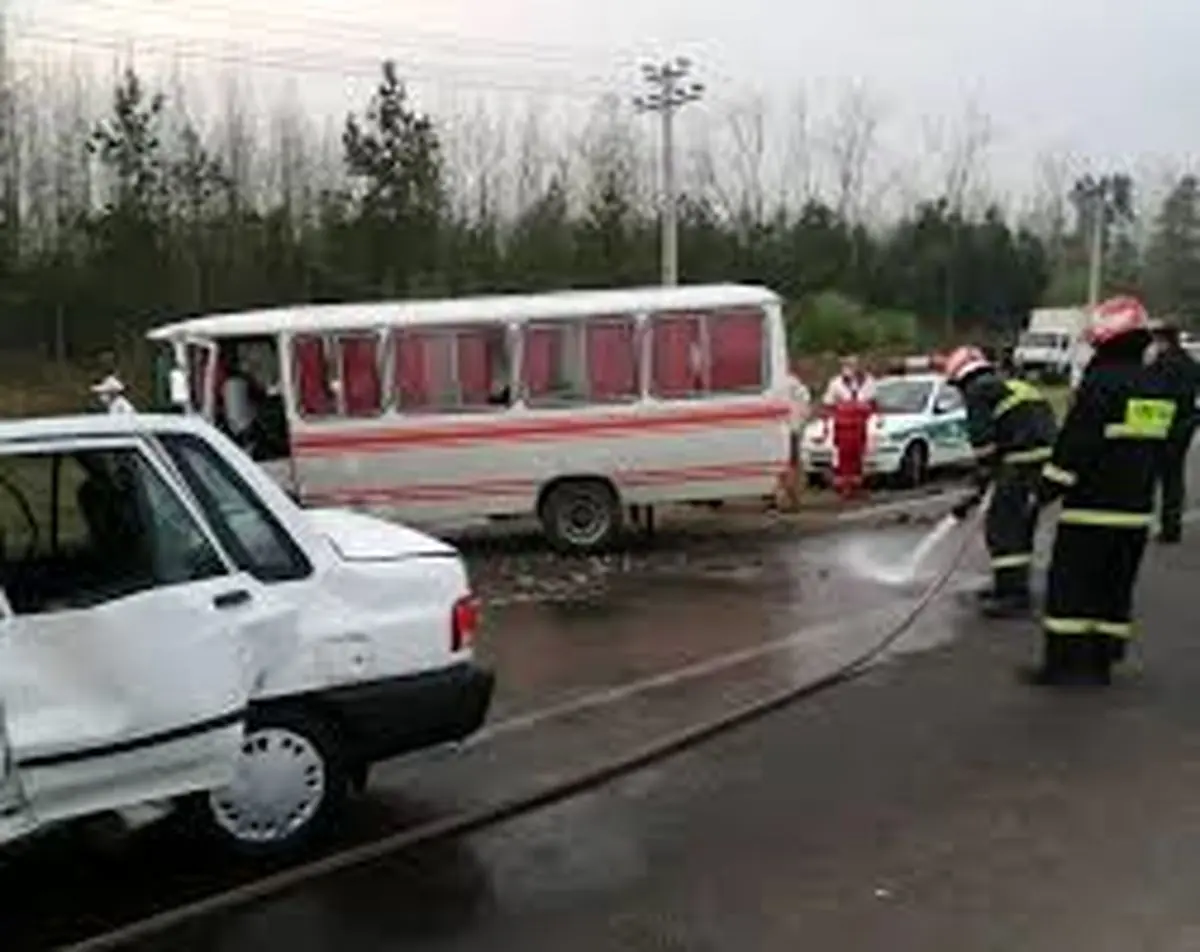 10 مصدوم حاصل تصادف مینی‌بوس و پراید در محور آبگرم محلات