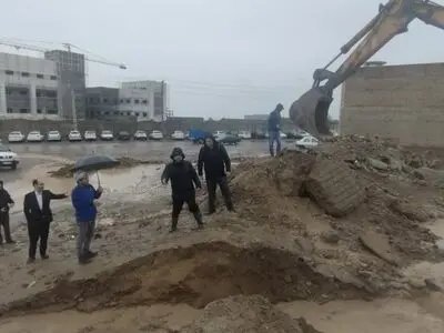 بارش باران و تلاش بی وقفه عوامل شهرداری کمالشهر