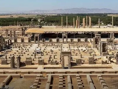 برخورد قانونی با عاملان حک یادگاری بر دیواره‌های تاریخی فارس/بررسی تصاویر دوربین‌ها برای شناسایی عاملان تخریب 