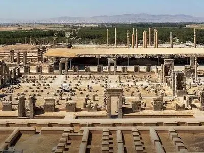 برخورد قانونی با عاملان حک یادگاری بر دیواره‌های تاریخی فارس/بررسی تصاویر دوربین‌ها برای شناسایی عاملان تخریب 