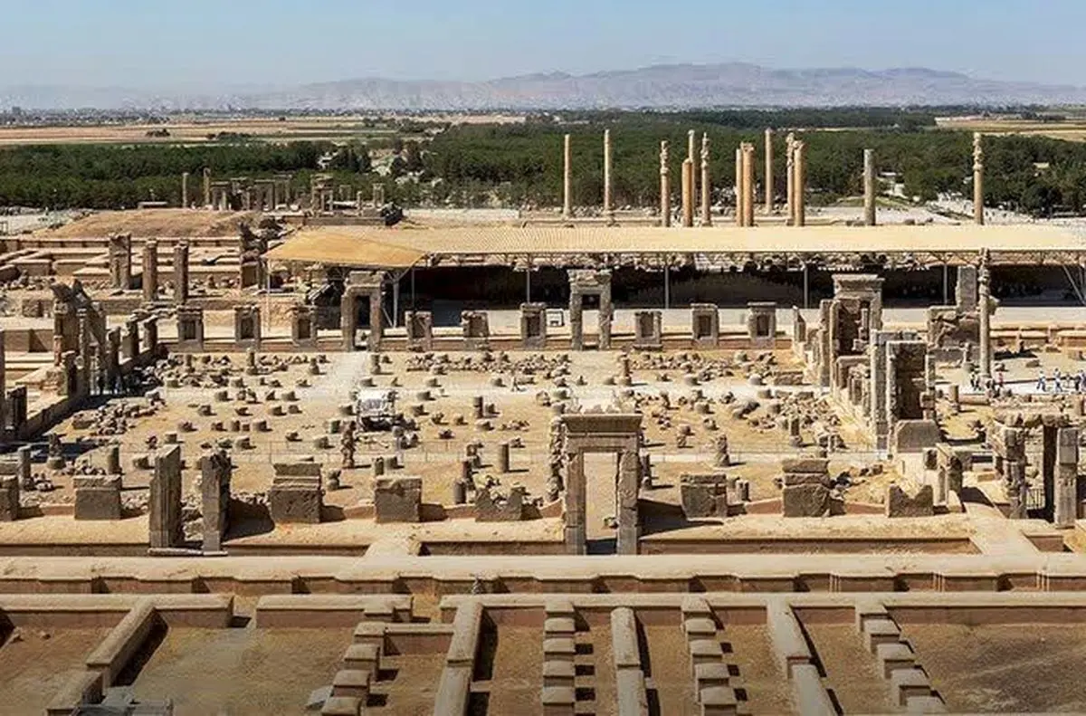 برخورد قانونی با عاملان حک یادگاری بر دیواره‌های تاریخی فارس/بررسی تصاویر دوربین‌ها برای شناسایی عاملان تخریب 