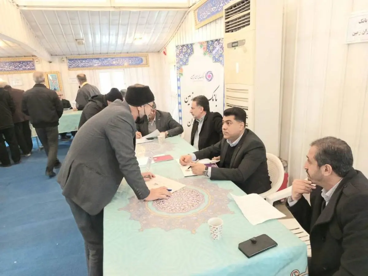 برپایی میز خدمت بانک ایران زمین در نماز جمعه تهران