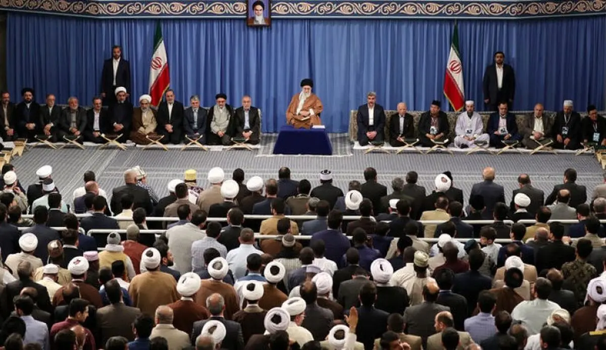 قائد الثورة : کلما زادت ضغوط الاعداء زاد صمود شعبنا