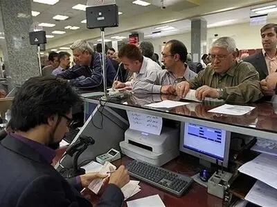 کاهش ساعت کاری و تعطیلی شعب «بانکها» را شلوغ کرد/ ازدحام در بانک‌ها در نخستین روز تعطیلی شعب
