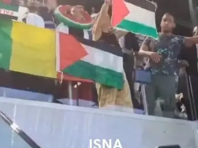 اهتزاز پرچم فلسطین داد صهیونیستها را در المپیک ۲۰۲۴ درآورد + فیلم