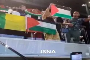 اهتزاز پرچم فلسطین داد صهیونیستها را در المپیک ۲۰۲۴ درآورد + فیلم