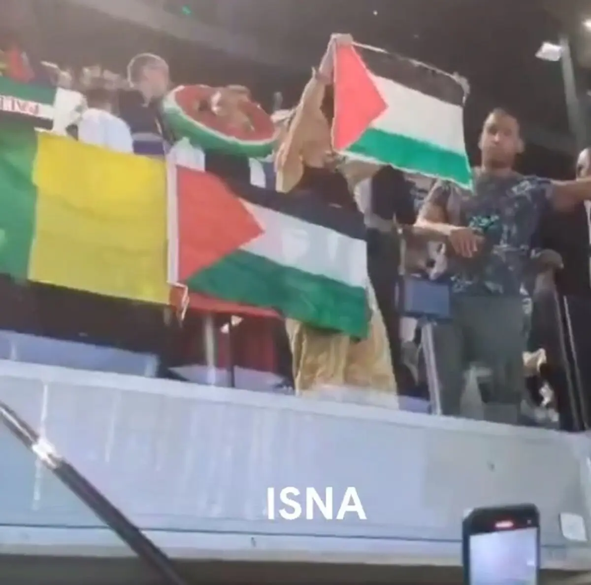 اهتزاز پرچم فلسطین داد صهیونیستها را در المپیک ۲۰۲۴ درآورد + فیلم