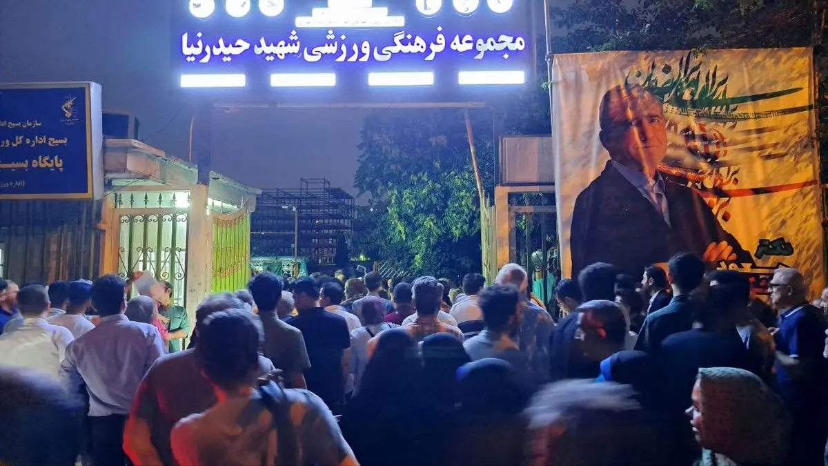 هواداران پزشکیان محل برگزاری همایش انتخاباتی را ترک نکردند/ درب‌های حیدرنیا باز شد