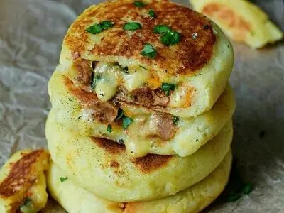 طرز تهیه کوکو سیب زمینی شکم پر به ۲ روش