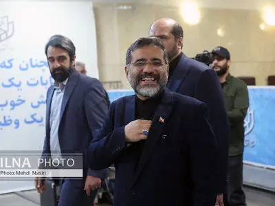 به نمایندگی از همکاران رییس‌جمهور شهید این پرچم را بر دوش گرفتم/ فیلم